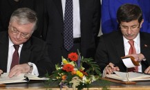 Armenian foreign minister Edouard Nalbandian (seated, L) and Turkish foreign minister Ahmet Davutoglu (seated, R) sign protocols as  (L to R) European Union Foreign Affairs chief Javier Solana, Swiss Foreign Minister Micheline Calmy-Rey, French Foreign Minister Bernard Kouchner, US Secretary of State Hillary Clinton, Russian Foreign Minister Sergueï Lavrov and Slovenian Foreign Minister Samuel Zbogar look on on October 10, 2009 in Zurich.  Turkey and Armenia's foreign ministers signed pacts to establish ties, in a first step to reconciliation after nearly a century of bitterness over their history.  AFP PHOTO / FABRICE COFFRINI