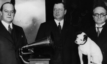 20th March 1931:  Australian bass-baritone singer Peter Dawson (1882 - 1961) with Alfred Clark, the chairman of the Gramophone Company, Russian-born British pianist Mark Hambourg (1879 - 1960), and 'Nipper' the well known HMV dog.  (Photo by Topical Press Agency/Getty Images)